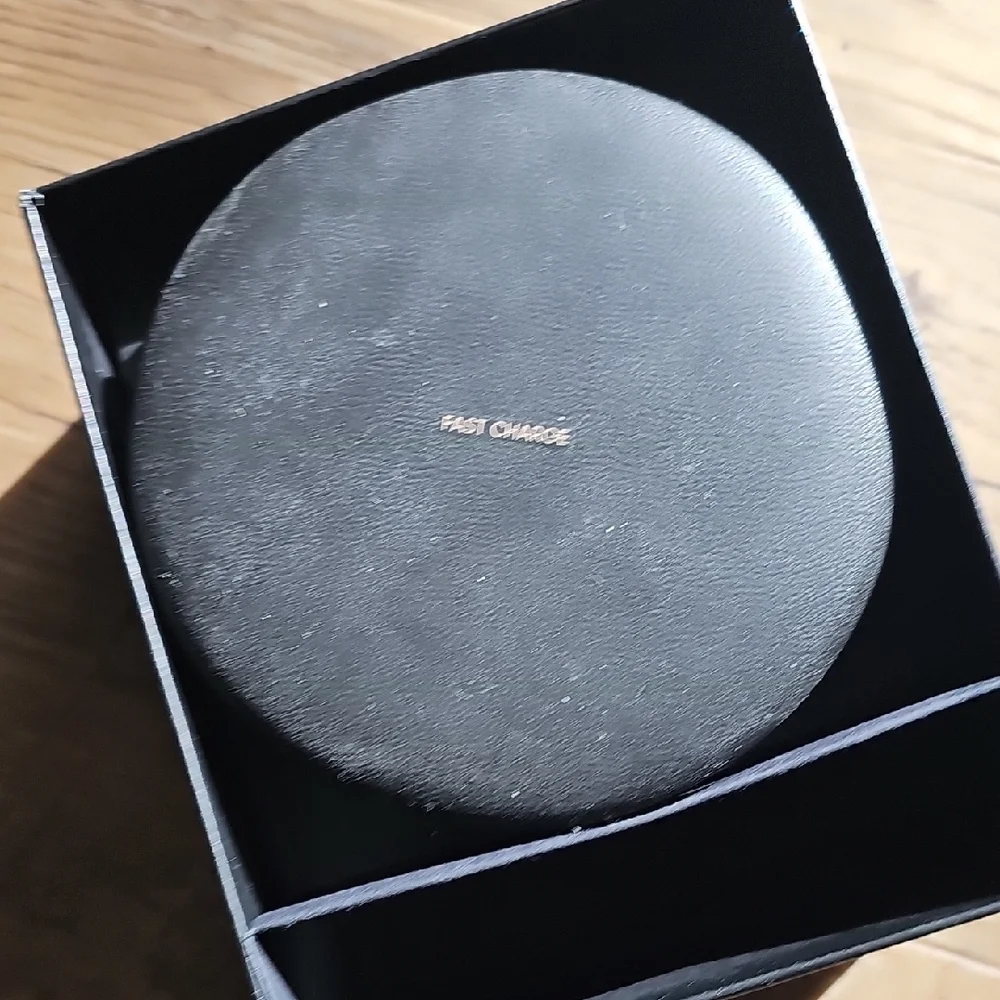 Samsung Fast Charge Wireless Pad in Black